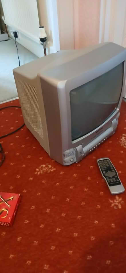 Photo of free VHS player / TV combined (Allestree DE22 2) #2