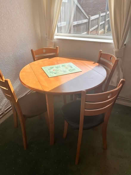 Photo of free round drop leaf table and 4 chairs (dn5 8pg scawsby doncaster) #1