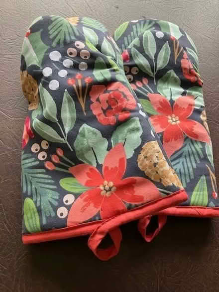 Photo of free oven gloves (St Pauls Ward GU15) #1