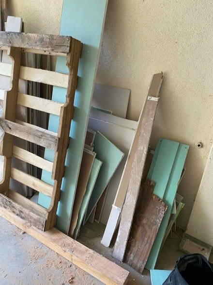 Photo of free Pallet (Tarzana 91356) #1