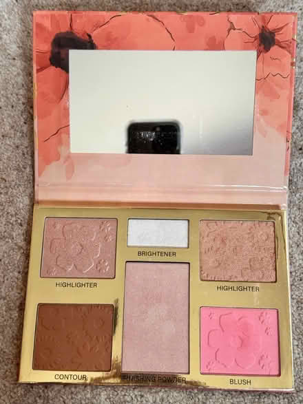 Photo of free Make-up-Eyeshadow and face palette (Bracknell RG42) #4