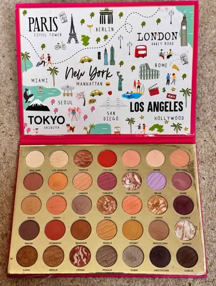 Photo of free Make-up-Eyeshadow and face palette (Bracknell RG42) #2