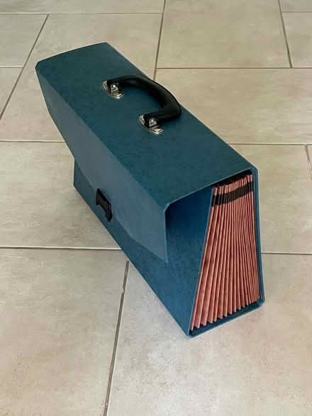 Photo of free A4?expanding document organiser (West Common AL5) #1