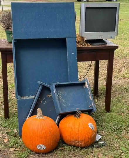 Photo of free Curb alert: table, 2-drawer desktop (Midtown West/Levy Park) #2