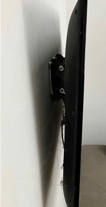Photo of free Samsung 38 inch TV & wall bracket (Ballymore Eustace) #4