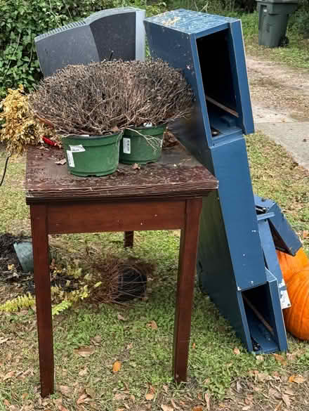 Photo of free Curb alert: table, 2-drawer desktop (Midtown West/Levy Park) #1
