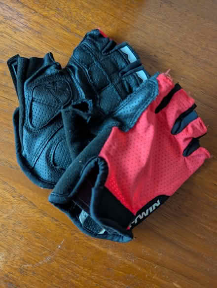 Photo of free Girls bicycle helmet and gloves (barely used, no accidents) (Buggs Bottom RG4) #3