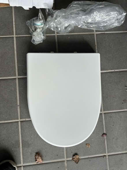 Photo of free Toilet seat (Loughton IG10) #1