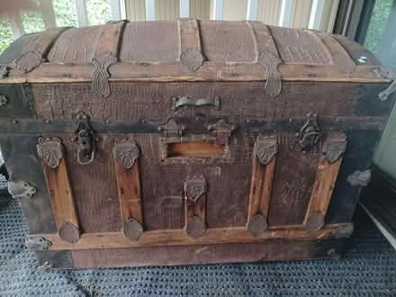 Photo of free old trunk (Bellevue BCC area) #1