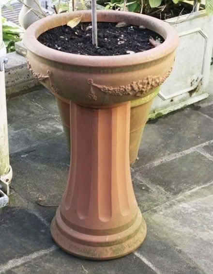Photo of Flower pot and pedestal (Bedmond WD5) #1