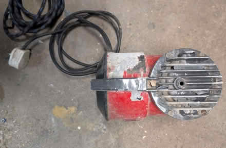 Photo of free Compressor and two spray guns (Bowerham LA1) #1