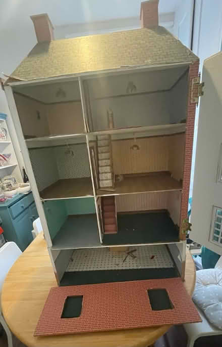 Photo of free Large dolls house (Hastings TN34) #2
