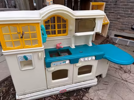 Photo of free Little tykes vintage play kitchen (Thornton & Rossland, Oshawa) #1