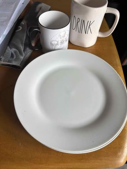Photo of free Plates/mugs (Kt5 8rd) #1
