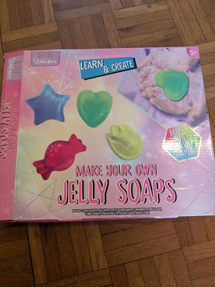 Photo of free A kit containing bath jelly mix and accessories (Kennington OX1) #2