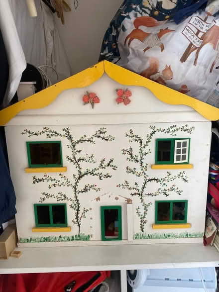 Photo of free Dolls House (Askew Road W12) #1