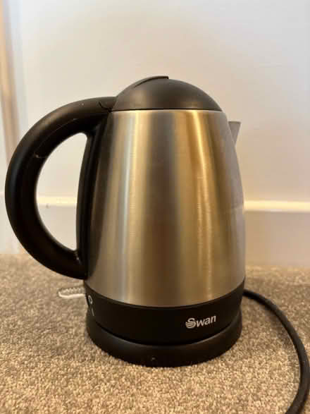 Photo of free swan kettle (pollokshaws) #1