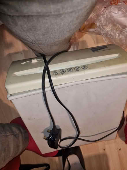 Photo of free Compact Shredder, works, however doesn't switch off (HA0) #1