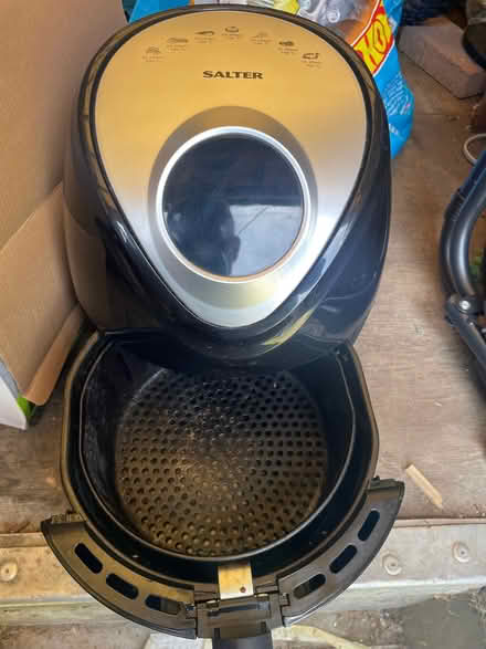 Photo of free Salter air fryer digital round basket 4.5l (Halls Green CM19) #4