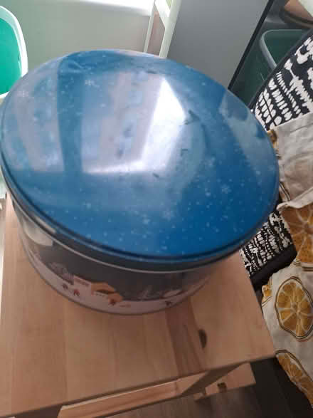 Photo of free Winter/ Christmas metal tin (Bromley-by-Bow E3) #2