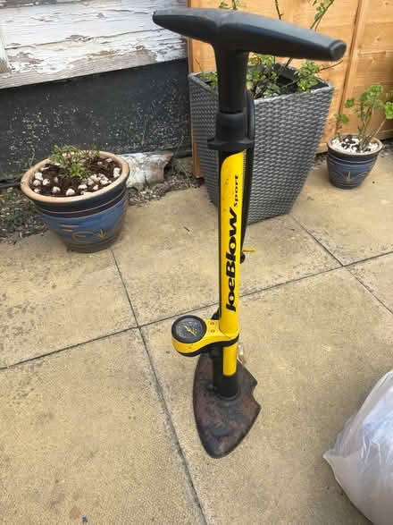 Photo of free Joeblow Bicycle pump working (Canary Wharf, London E14) #1