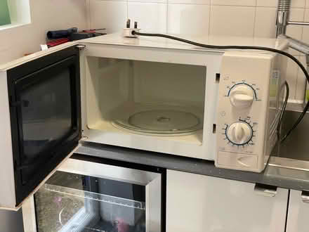 Photo of free Microwave, Samsung 800w (London Rd, HW HP11) #3
