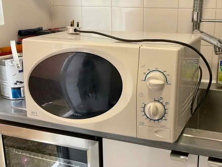 Photo of free Microwave, Samsung 800w (London Rd, HW HP11) #1