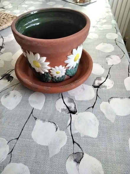 Photo of free Terracotta plant pot with tray (Franche DY11) #1