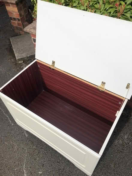 Photo of free White ottoman (L9) #2