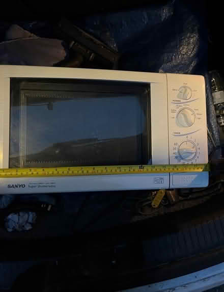 Photo of free Sanyo microwave with grill (Millbank SW1P) #1