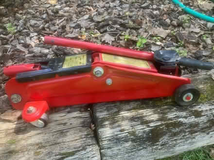 Photo of free Hydraulic Jack (Near El Camino & Walnut) #1