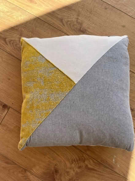 Photo of free Cushion (BN41) #1