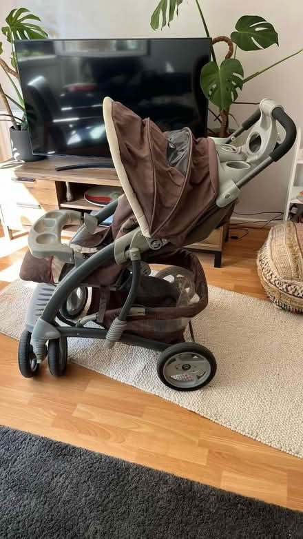 Photo of free Pram (12-18 m baby) great condition (SW8 1an) #3