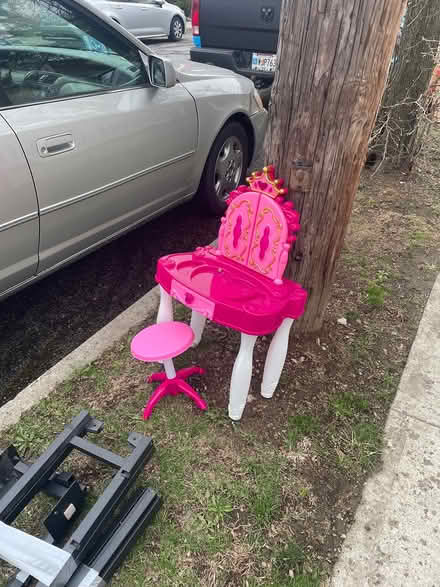 Photo of free Toy princess table (Mount Vernon) #1