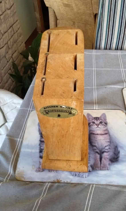 Photo of free 6 slot knife block (HP2 heme Hempstead) #1