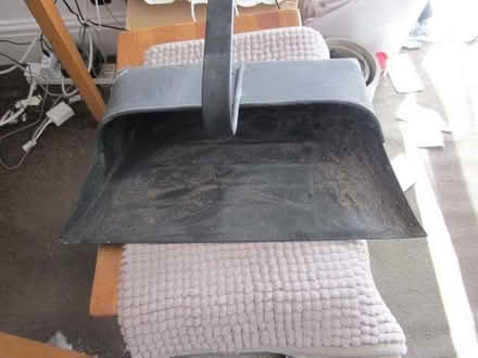 Photo of free Black metal dust pan for indoors or outdoors (Canonbury N1) #1