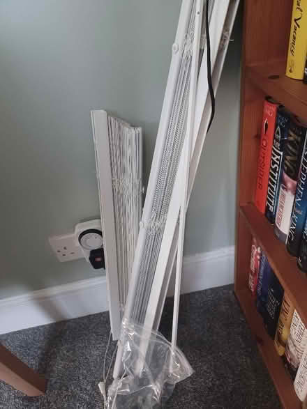 Photo of free Venetian blinds white with grey fixings (IP1) #1