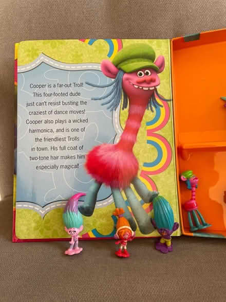 Photo of free Trolls book and figurines (Mill Hill (NW7)) #2