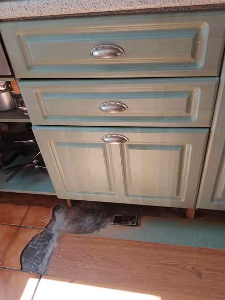 Photo of free Kitchen cupboard doors and worktop (Hatfield DN7) #4