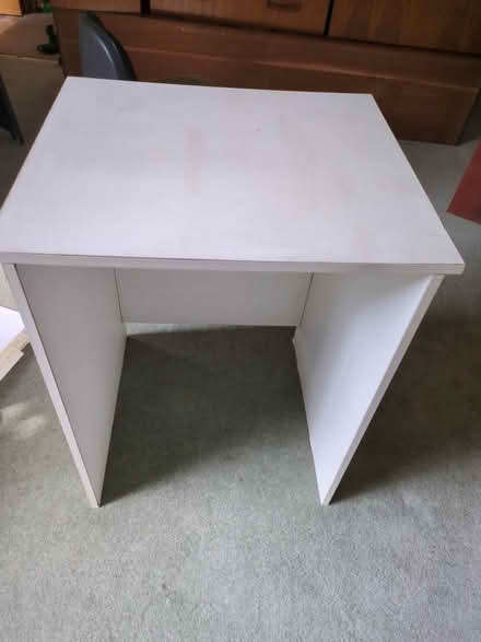 Photo of free White desk/table (small) (GU2 9UN) #1