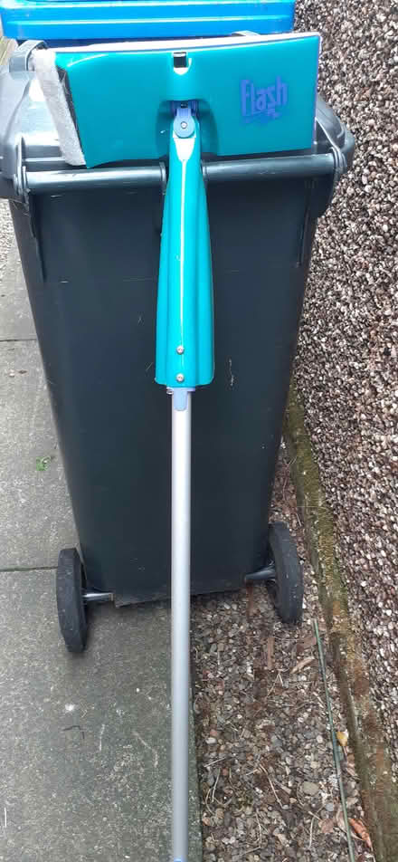 Photo of free Flash power mop, needs batteries (Livingston EH54) #3