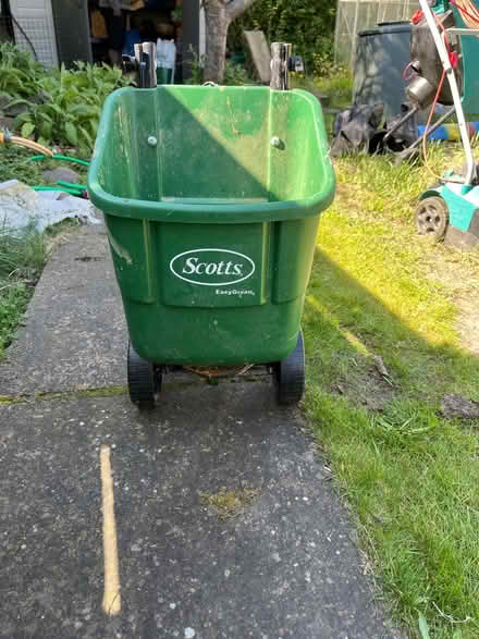 Photo of free Lawn feed spreader (Dunstable LU6) #1