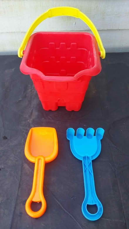 Photo of free Sand bucket, etc: Beach/playground (Ealing Pitshanger W5) #1