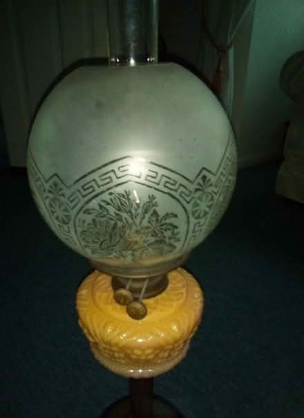 Photo of free Antique Victorian Oil Lamp Cut Glass Bowl Etched Globe Twin (Hoddesdon EN11) #4