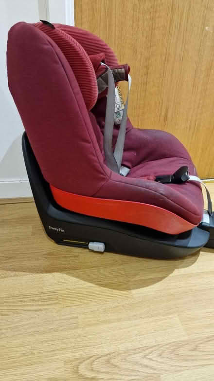 Photo of free Car seat with isofix (Dickens heath B90) #1