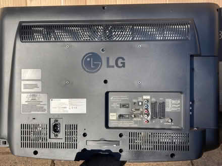 Photo of free LG TV with stand and remote (Tilley SY4) #2