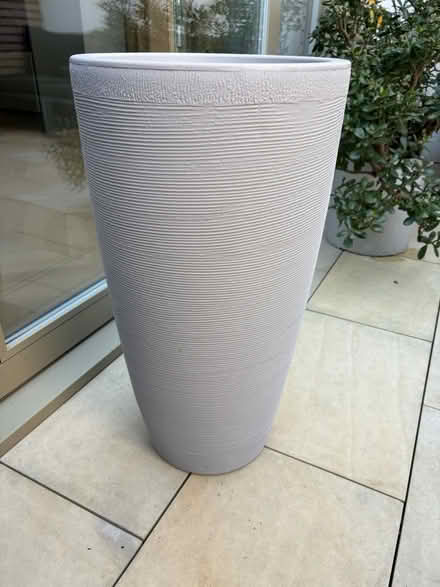 Photo of free Tall outdoor / indoor planter (Se8 5ae) #1