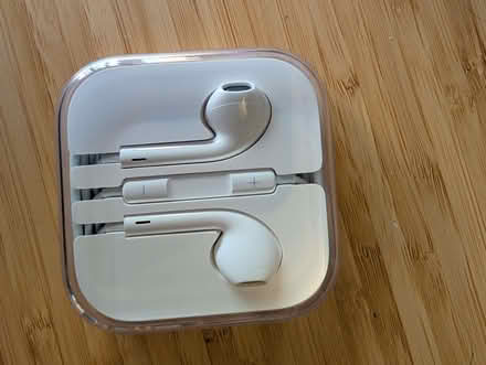Photo of free Apple earphones with 3.5mm connector (Summertown OX2) #2