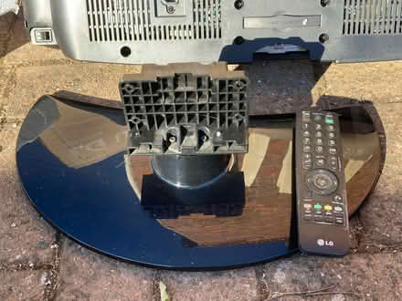 Photo of free LG TV with stand and remote (Tilley SY4) #3
