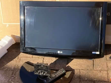 Photo of free LG TV with stand and remote (Tilley SY4) #1